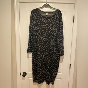 Maternity dress animal print.
